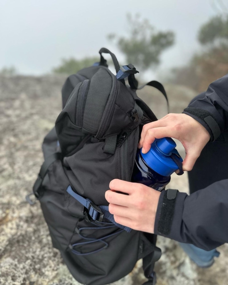 Dynamic大型號 Actualize系列背囊，采用NylonPlus? 再生海洋廢料尼龍制成，配搭Opti 防水拉鏈及用于外部儲存的彈性松緊系統。 （Doughnut）