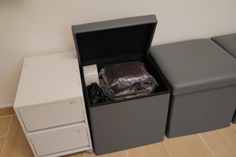 窩居通常最大問題是柜子不足，坐凳藏收納箱便可一物兩用。