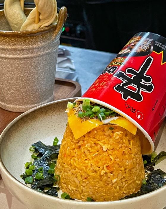 辛辣麵炒飯上再放芝士(圖片來源:小紅書) 辛辣麵炒飯上再放芝士(圖片來源:小紅書)