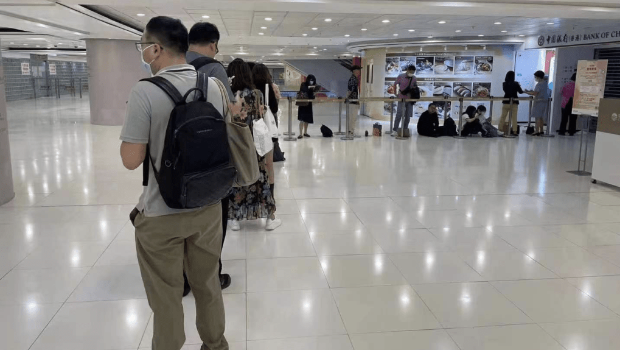 內媒表示，香港銀行的利率亦吸引很多內地年輕人前來存款。