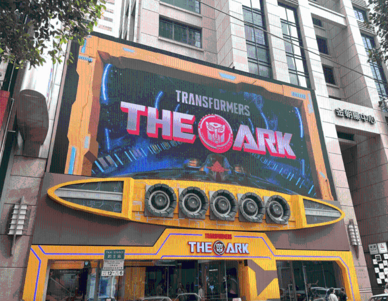 全球首間變形金剛主題餐廳位于銅鑼灣羅素街。