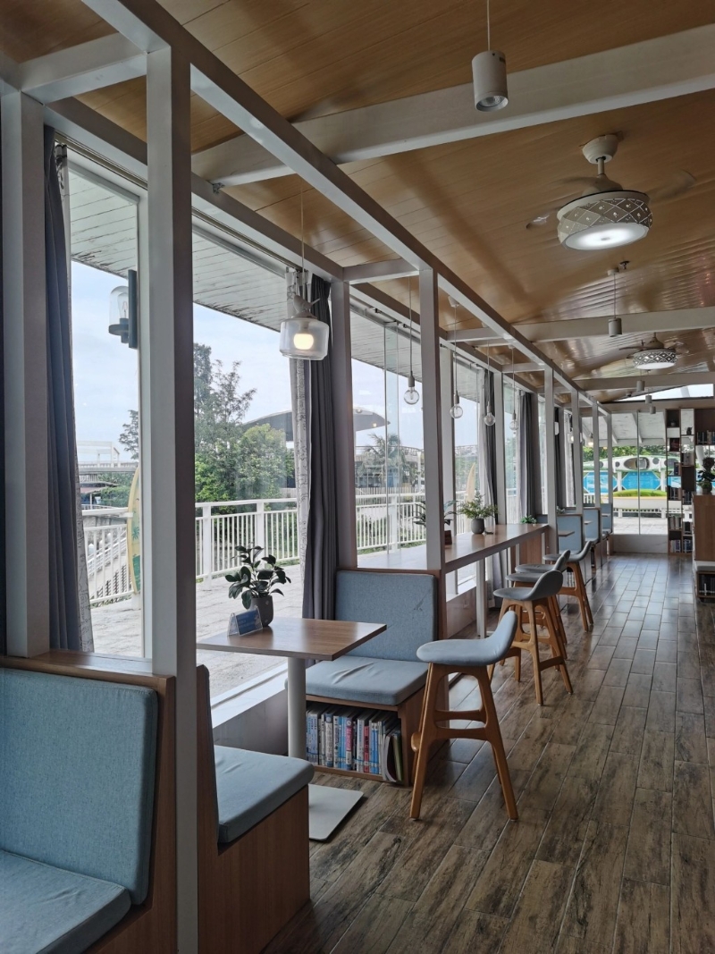 館內設有大面玻璃窗，游客可以看著窗外海景，一邊閱讀。