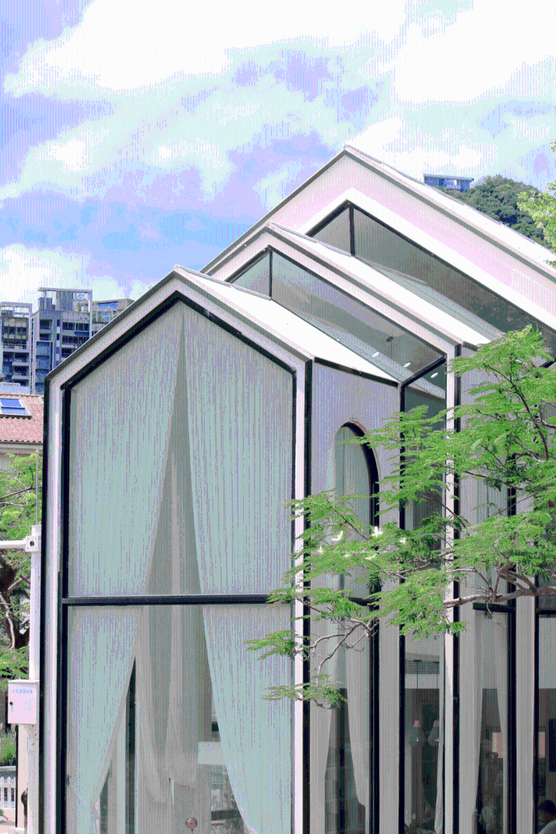 兩層高的獨幢圖書館，就似置身在歐洲小旅行一樣。