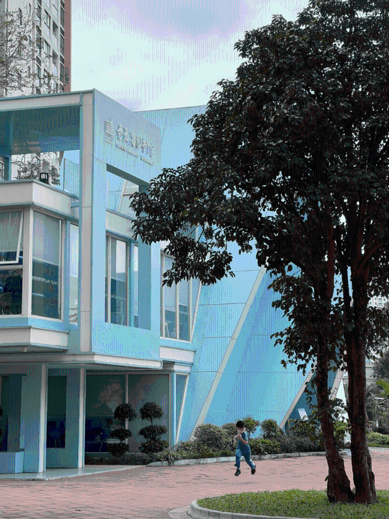 獨特的圖書館建筑設計，吸引不少人前去影相。