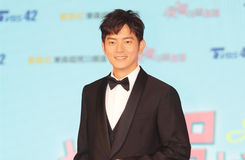 臺男星宥勝性騷擾公司女員工，抓胸又舔耳！強制猥褻罪起訴