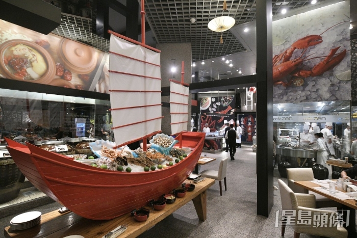 巨型紅色刺身船置于餐廳中央，最搶眼。