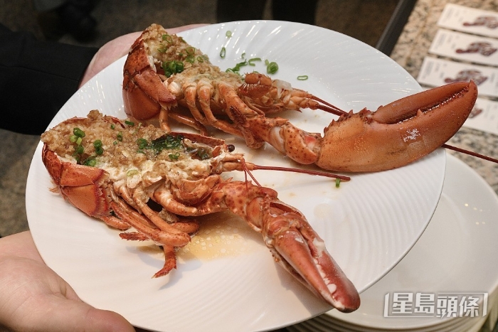 龍蝦兩吃，既可以蒜蓉蒸，亦可以芝士焗。