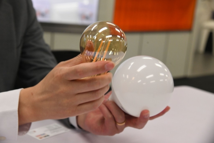 60W傳統鎢絲燈泡可發出800流明的光度。