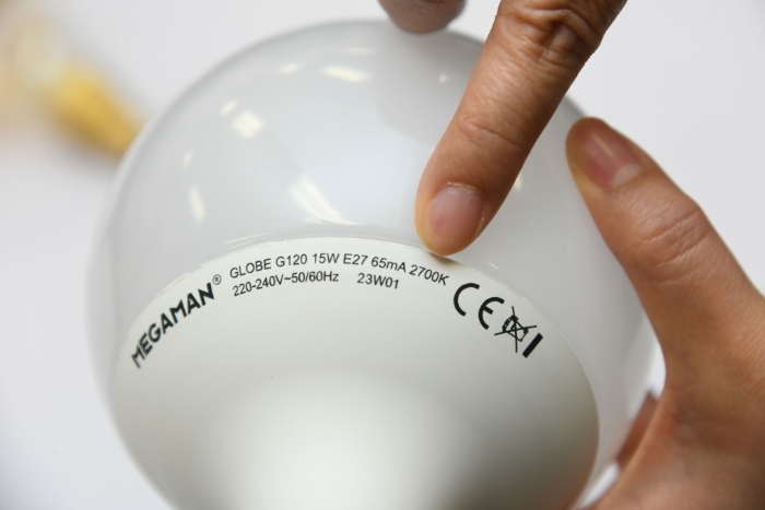 燈泡有色溫標示，此色溫為2,700K。