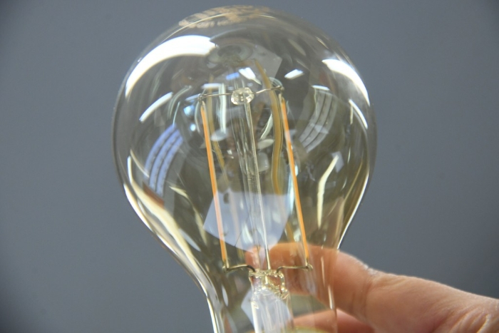 LED燈是指利用發光二極體（LED）作為光源的燈，一般使用半導體LED制成。