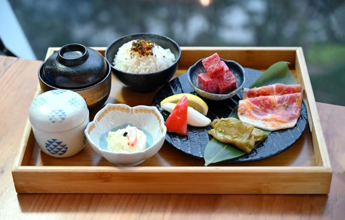 現凡購買一人丼家煮食碗，即送宮崎肉本鋪A5宮崎牛?日本燒肉定食1份（價值$298）