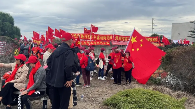 ▲大批僑胞在舊金山國際機場外的海傍揮舞五星紅旗，準備歡送習近平主席。