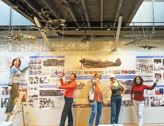 義工們籌備佈置“沉浸室展廳”。海外抗日戰爭紀念館提供