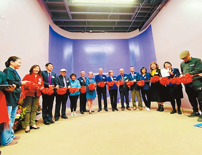 二十位嘉賓為“沉浸室展廳”剪彩。海外抗日戰爭紀念館提供