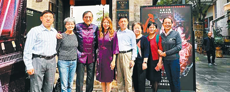 馬世云和父親（左三、左四）與家人在馬家大院前合影。馬世云提供