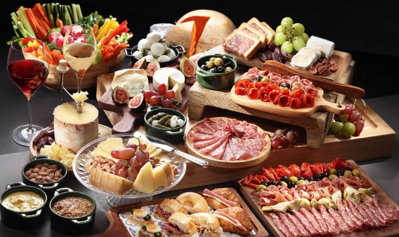 供應冰鎮海鮮、熟食海鮮、冷切拼盤、現切烤肉和20多款甜品。