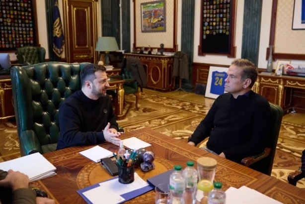 默多克長子拉克蘭于20日在烏克蘭首都基輔受到了烏總統澤連斯基的接待。