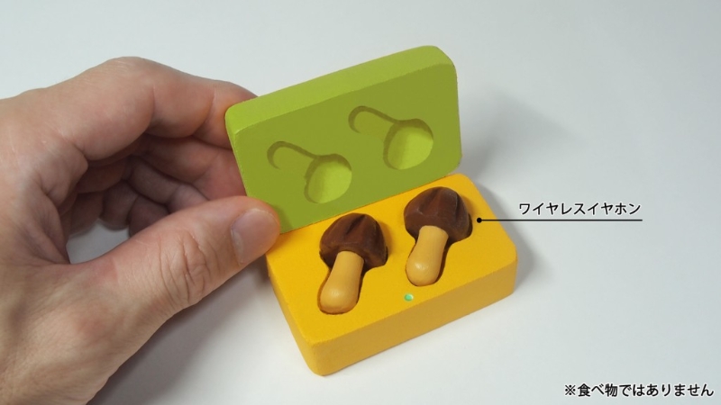 打開充電盒，即會看到像倒模一樣的蘑菇山朱古力真無線耳機。