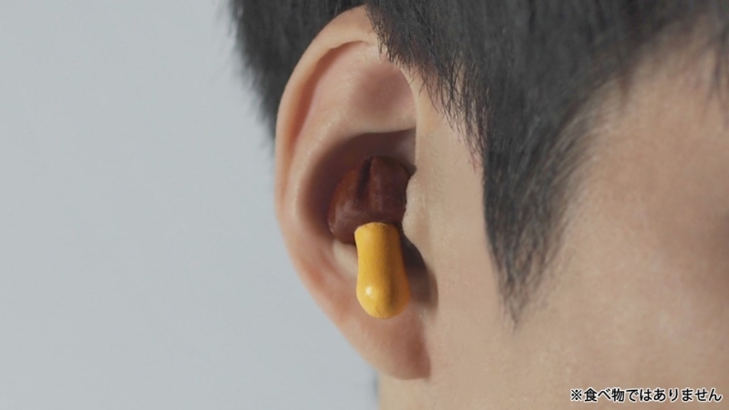 將蘑菇山朱古力造型的耳機戴上，感覺有點搞笑。