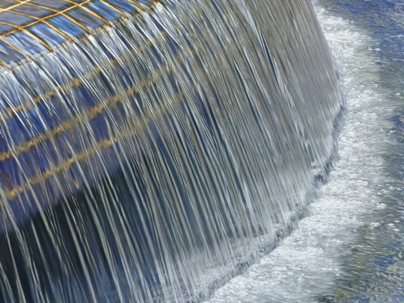 大白天拍攝流水，由于曝光時間不夠，頂多拍成水花四濺的效果。