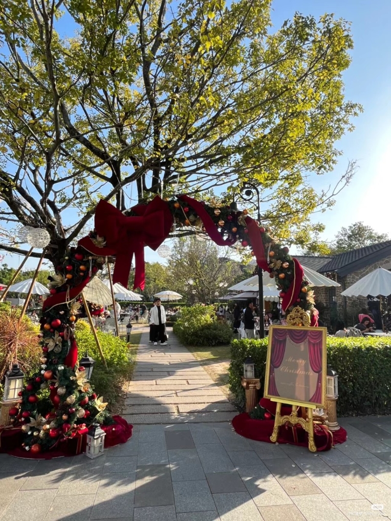 華為坂田Nice Coffee &Bakery店內及店外皆換上全新的圣誕節布置，拱形的入口處用上搶眼的紅色蝴蝶結配圣誕吊飾，滿載節日氣氛。