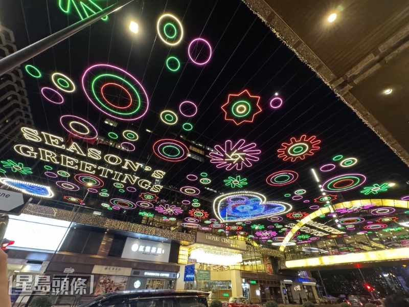 尖沙咀及尖東一帶已經掛上圣誕燈飾。