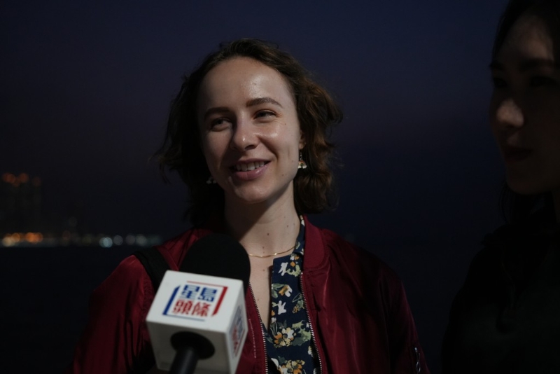 Gretchen認為圣誕樹十分美麗動人。 吳艷玲攝