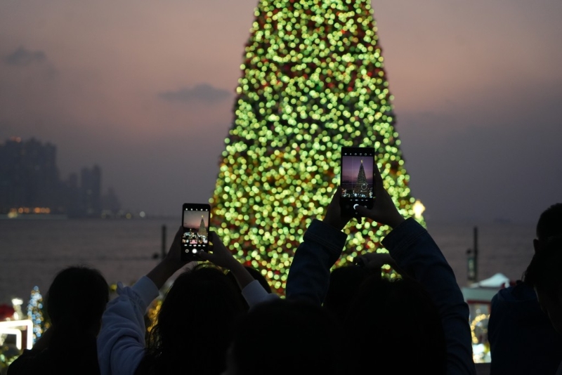 邊參觀圣誕小鎮，再看看維港景色，一樂也。 吳艷玲攝