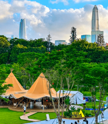 可以自己攜帶露營所需物品， 買齊食物飲品，便可免費享用公用空間。