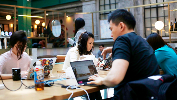 有人表示，自己在上班時間收到副業客戶催促的情況，但當時自己主業工作也很急，只能將客戶單違約，還賠了不少賠償金。