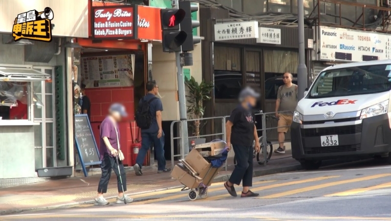 交通燈處于“紅燈”亮著的狀態時，依然有行人沖出馬路。