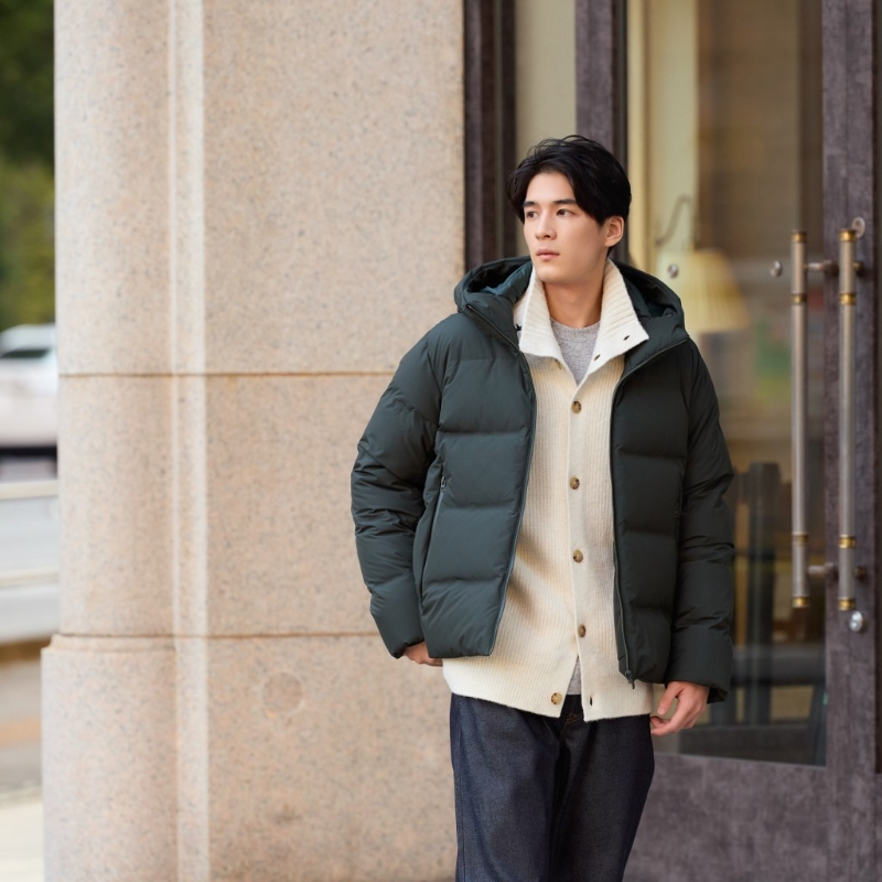 無縫羽絨連帽外套、原價$999、感謝價$799、U，具備防風和跣水功能。