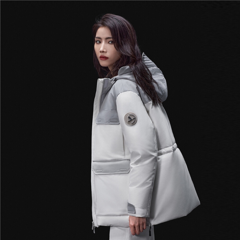 可獨立機洗的女裝5A高品質鵝絨羽絨外套、原價$3,990、現售$3,790、G，用上Teflon涂層可防污及防油，達90%的5A高品質鵝絨含量，適合攝氏零度至零下10度穿著。