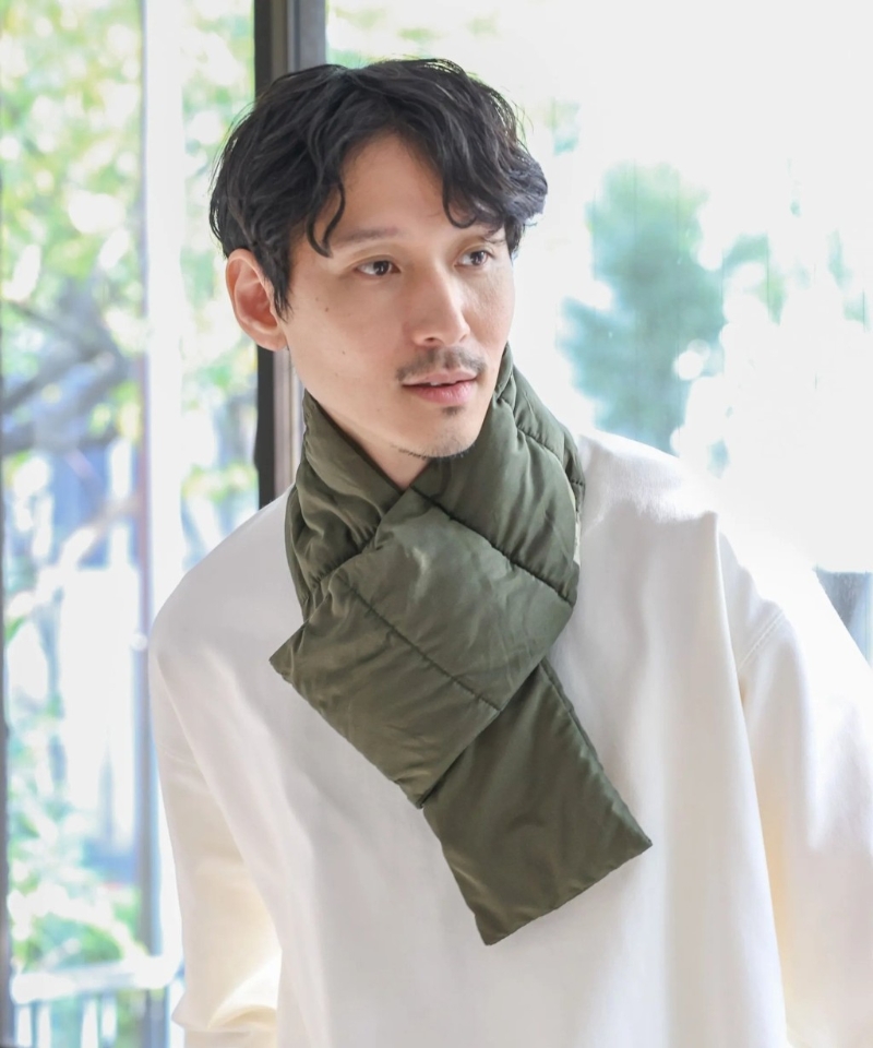 輕量保暖羽絨圍巾、$229、GW，采用Adastria內部開發的Air Thermal技術制作，提升保暖效果，且易于折疊收納。