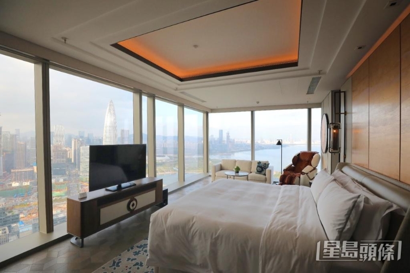 酒店客房可以飽覽城景及深圳灣海景。