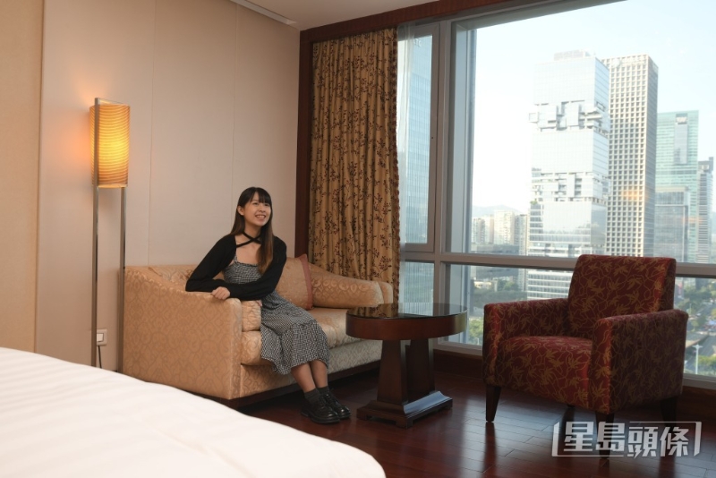 酒店坐落在福田站出口側，落車即達。