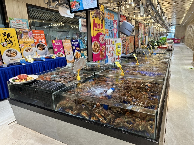 餐廳焦點是50米長海鮮池，客人點選后可吃到即制靚海鮮。