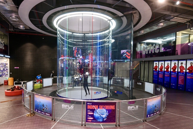 人完整飛行項目，包括專業教練培訓、一對一帶飛及一張飛行紀念證書，每節2分鐘收費598元人民幣。