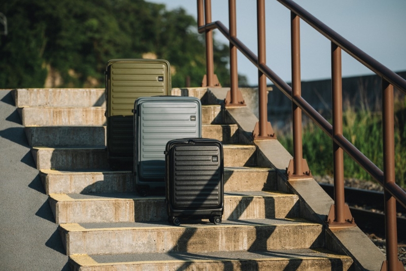 先后在大圍圍方及元朗形點開設專店的人氣品牌Lojel，為其王牌Cubo行李箱新推升級版本（$2,600至$3,300）。 現于品牌專門店消費，即可獲贈限量版圣誕主題裝飾貼紙、明信片及免費禮物袋。 （LO）