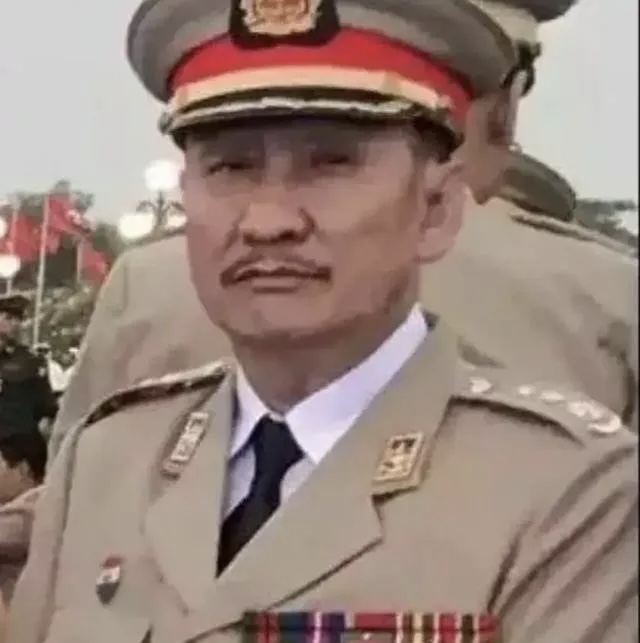 魏懷仁是緬甸四大家族之一魏家開創者魏超仁的弟弟，控制果敢邊防營。緬甸四大家族中唯一掌控軍權。