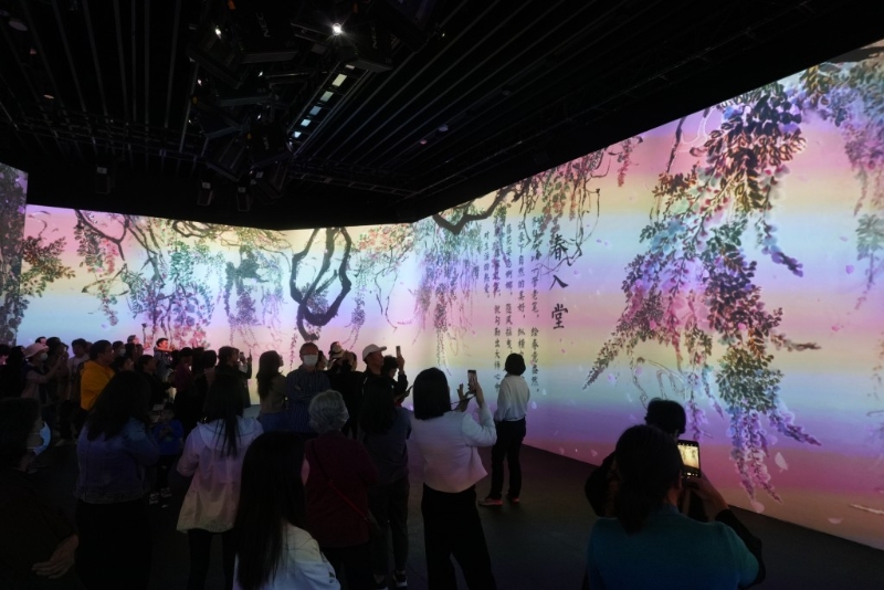 館方采用沉浸式多媒體技術，重新呈現齊白石的畫作。