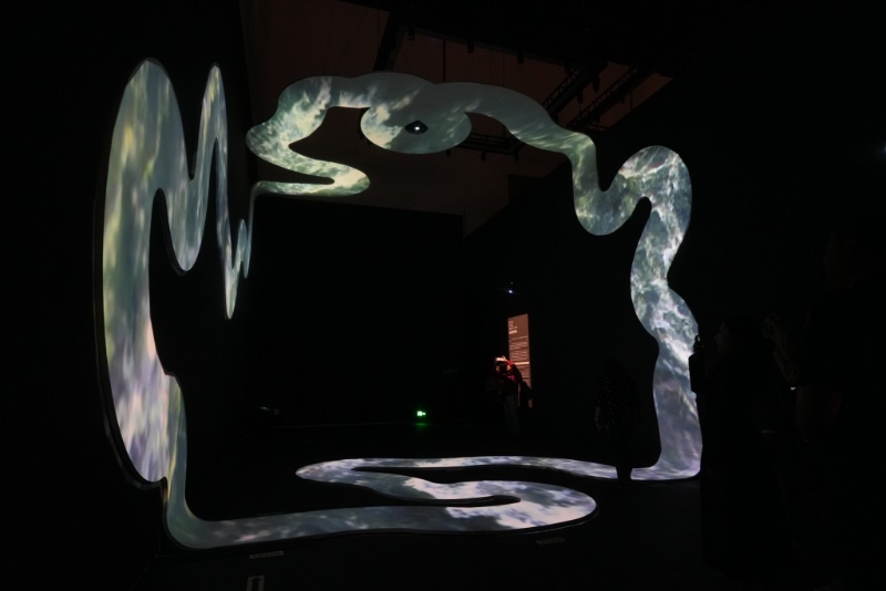 展覽中以不同現代技術如AI、光影等，創作出不同藝術作品。