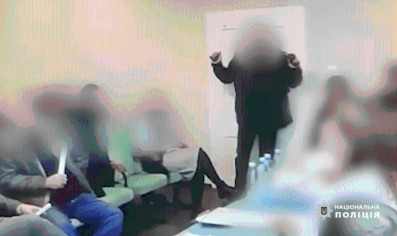 然后從夾克口袋里取出至少三枚手榴彈。