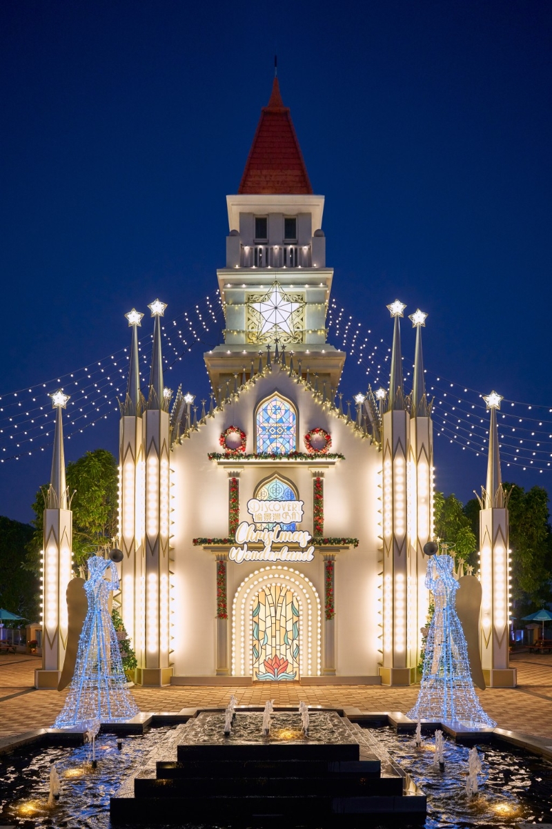 愉景北鐘樓以米蘭大教堂為靈感設計，現於指定餐廳以電子消費惠顧堂食滿指定金額，可享同日愉景灣返回市區免費交通優惠。（D）