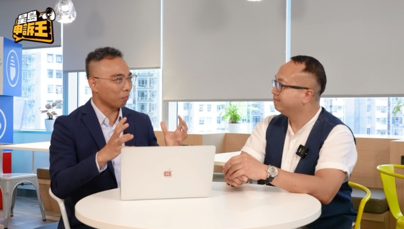 Nick sir表示，青姐的訪問一般很長，所以要拿她的聲音做“?！焙芎唵?，效果亦較好，相對Christy每個訪問較短，又夾雜其他人的訪問及英語，會影響效果。