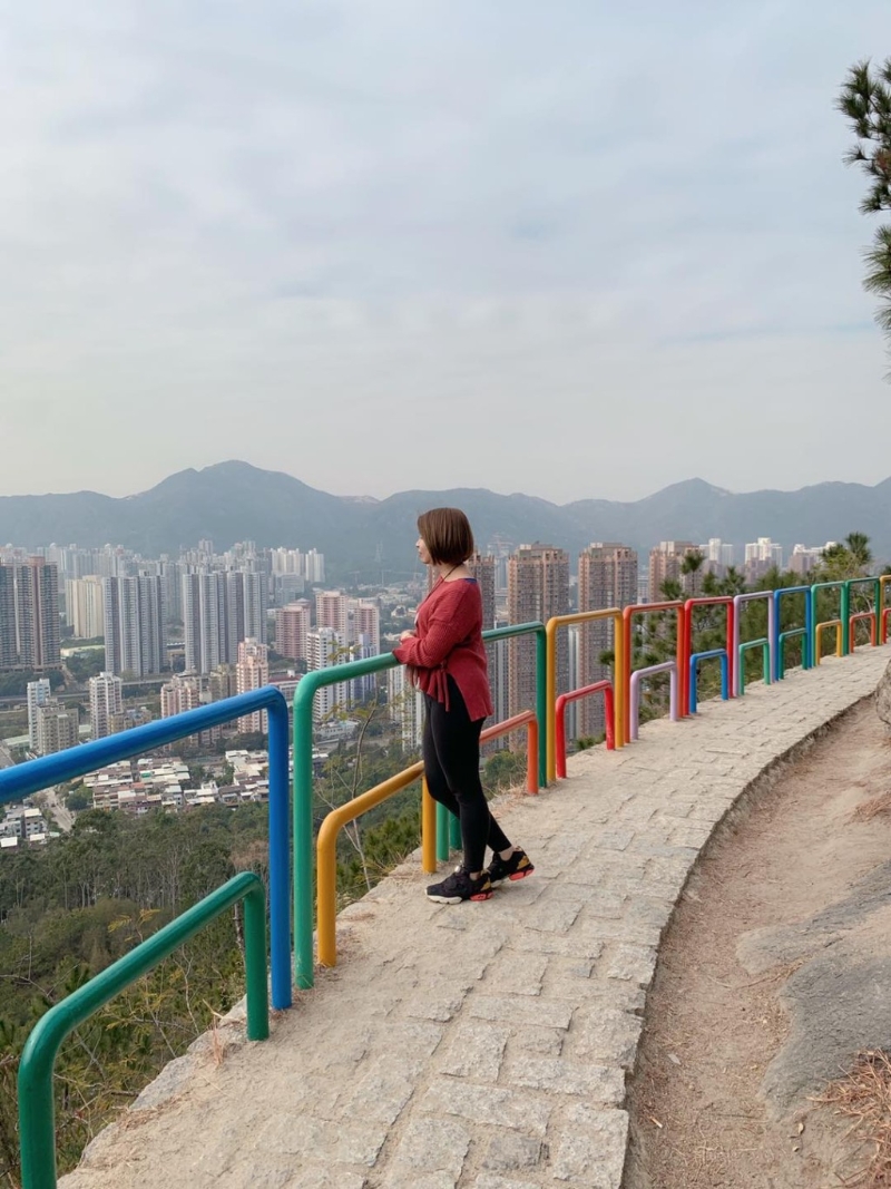 到達麥理浩徑和屯門徑的 分叉路口牌位置，往屯門徑方向再走20分鐘就會到其中一個打卡熱點「彩虹欄桿」。