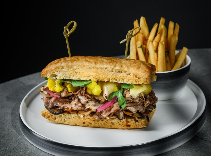 招牌煙熏牛肉三文治，傳統的意式白面包Ciabatta夾上店家招牌的煙熗薄切牛肉，鮮香美味。