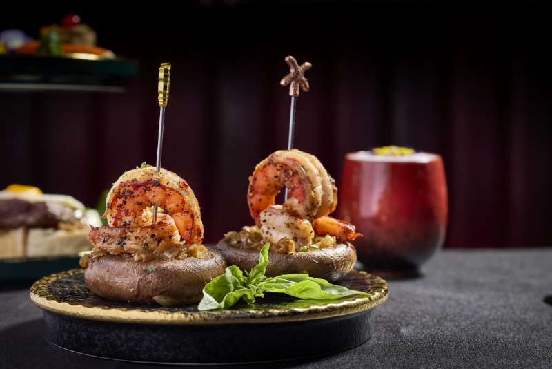 The Mansion沉浸式酒吧——烤大蝦拼大啡菇，新鮮大啡菇多汁不干身，伴脆卜卜的大蝦來吃，特別鮮味。