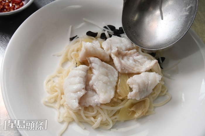 魚肉用鹽、糖、生粉及蛋白簡單調味后，放于滾水中烚至八成熟取出備用，能保持酸菜魚的肉質嫩滑。