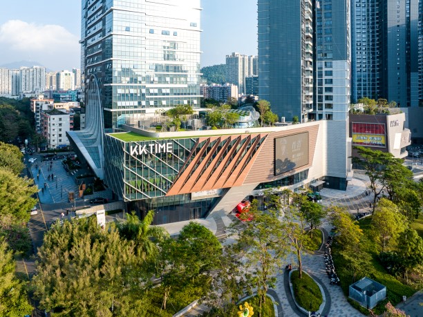 商場鄰近市級洪湖公園，兼具現代商業與自然文化的體驗空間。